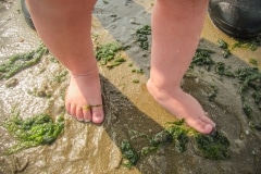 lekker met je voeten in dat kriebelende zand