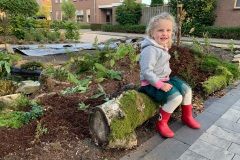 De tuin wordt aangeplant, verschillende grondsoorten opgebracht.