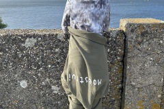 Als je een nat pak hebt maar toch uit eten wilt moet je maar even de trui van pappa lenen