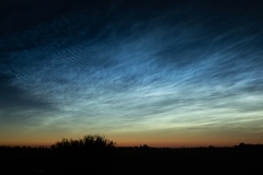 Lichtende nachtwolken zijn een soort wolken die voorkomen op ongeveer 75 tot 85 kilometer hoogte