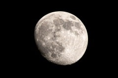 de wassende maan met kraters goed zichtbaar