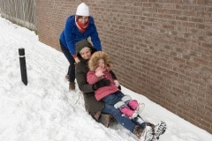 sleeën in de wijk met tante Lo