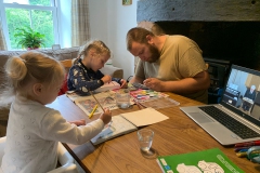 Knutselen onder preektijd van HHK Leerbroek