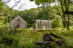 Het huisje met rechts de kapel, er lag zelfs een instructie wat je moest doen als er een vleermuis naar binnen was gevlogen. 
