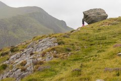 Jente heeft een leuke steen voor thuis gevonden