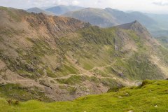 Op de paadjes zie je mensen lopen als je goed kijkt. Rechts Crib Goch