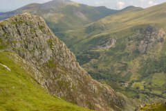De berg Glyder Fawr en beneden het dorpje Gwastadnant