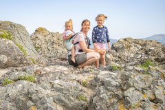 Poseren op de vulkanische rotsen	