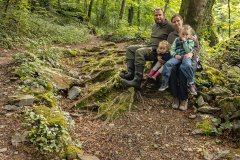 Poseren op de boomwortels 