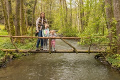 Op het bruggetje in de tuin