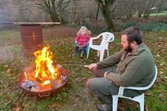 Het sinterklaaspapier in de hens steken