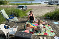 spelletje spelen voor de deur